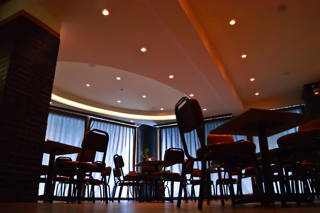 Adonis City Hotel พาทรา ภายนอก รูปภาพ