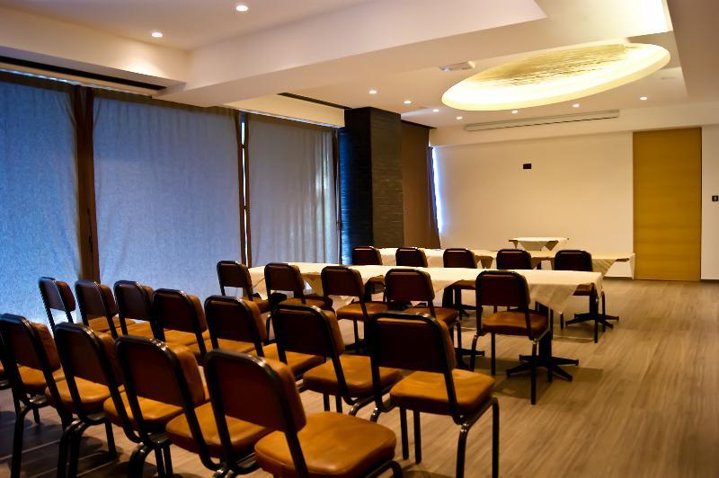 Adonis City Hotel พาทรา ภายนอก รูปภาพ