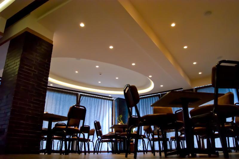 Adonis City Hotel พาทรา ภายนอก รูปภาพ